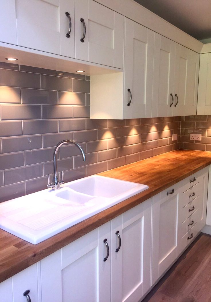 kitchen tile ideas our edge grigio tiles look lovely in a cream kitchen with wooden worktops KKPZQPB