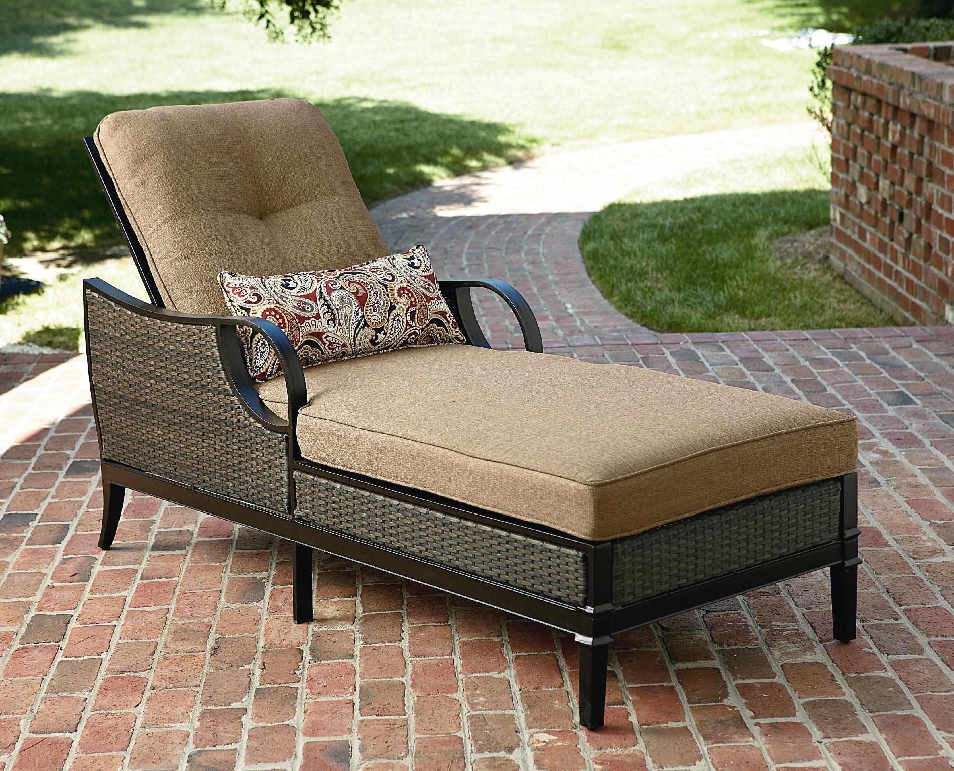How to Choose a Comfy and Stylish Patio Chaise Lounge
