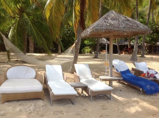peter island resort and spa: they should highlight the great beach furniture GUBCVIJ