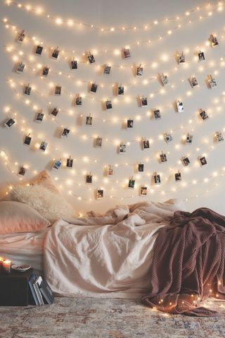 string lights for bedroom nine creative ways to use string lights in the bedroom UIVTNXN