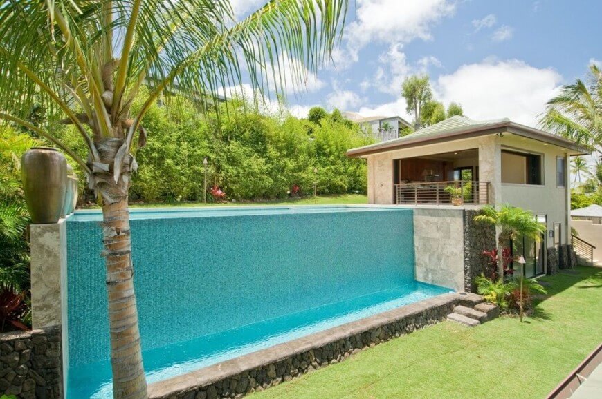 this plunge pool is decorated with wonderful blue tiles. it really makes GAFFGVX