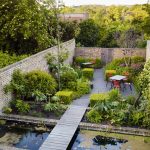 walled garden with tables and seating - design ideas for small gardens, NFRVDUB