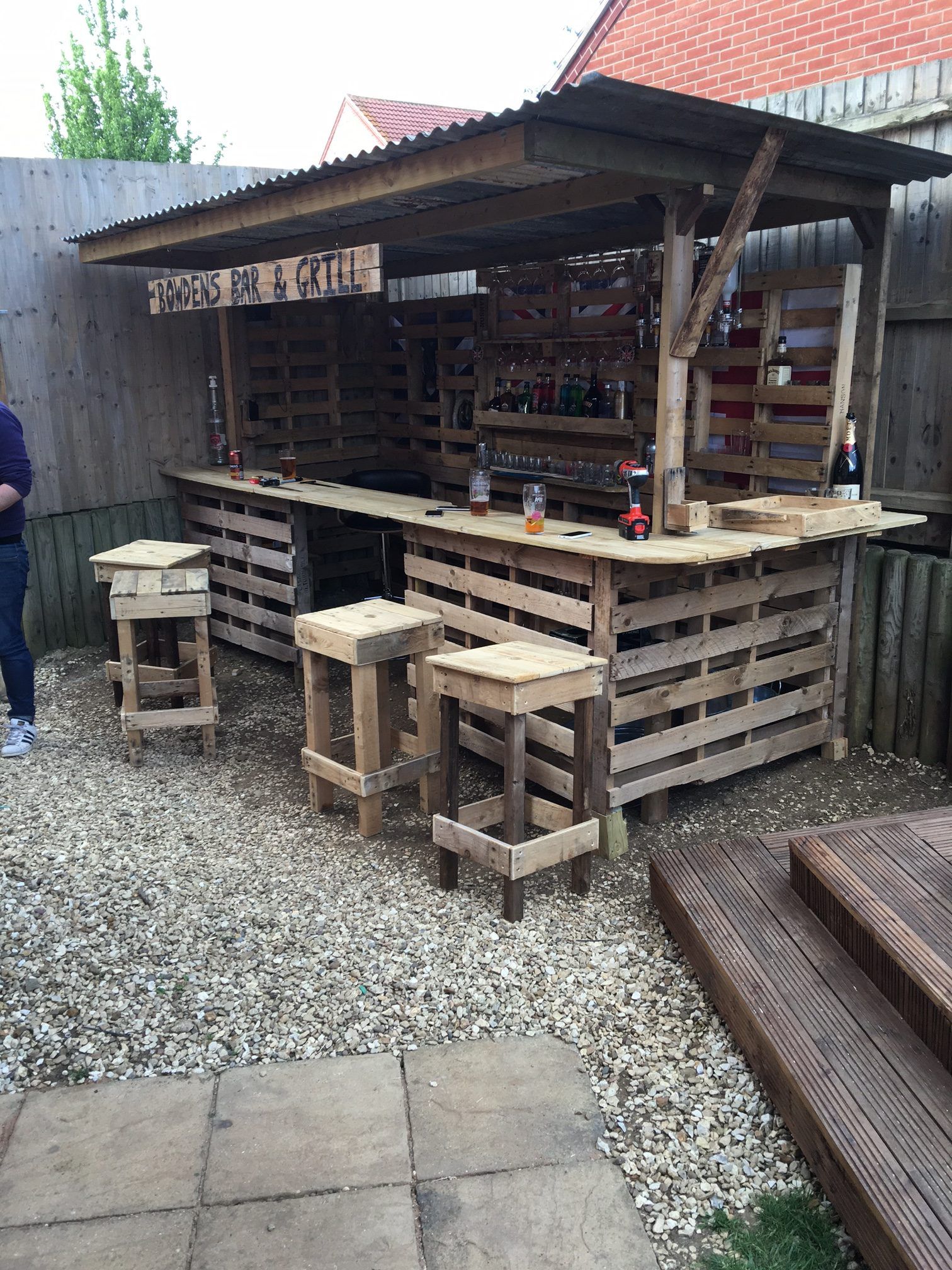 Garden bar how to turn a pile of old pallets into a cool outdoor bar KWSFAOP