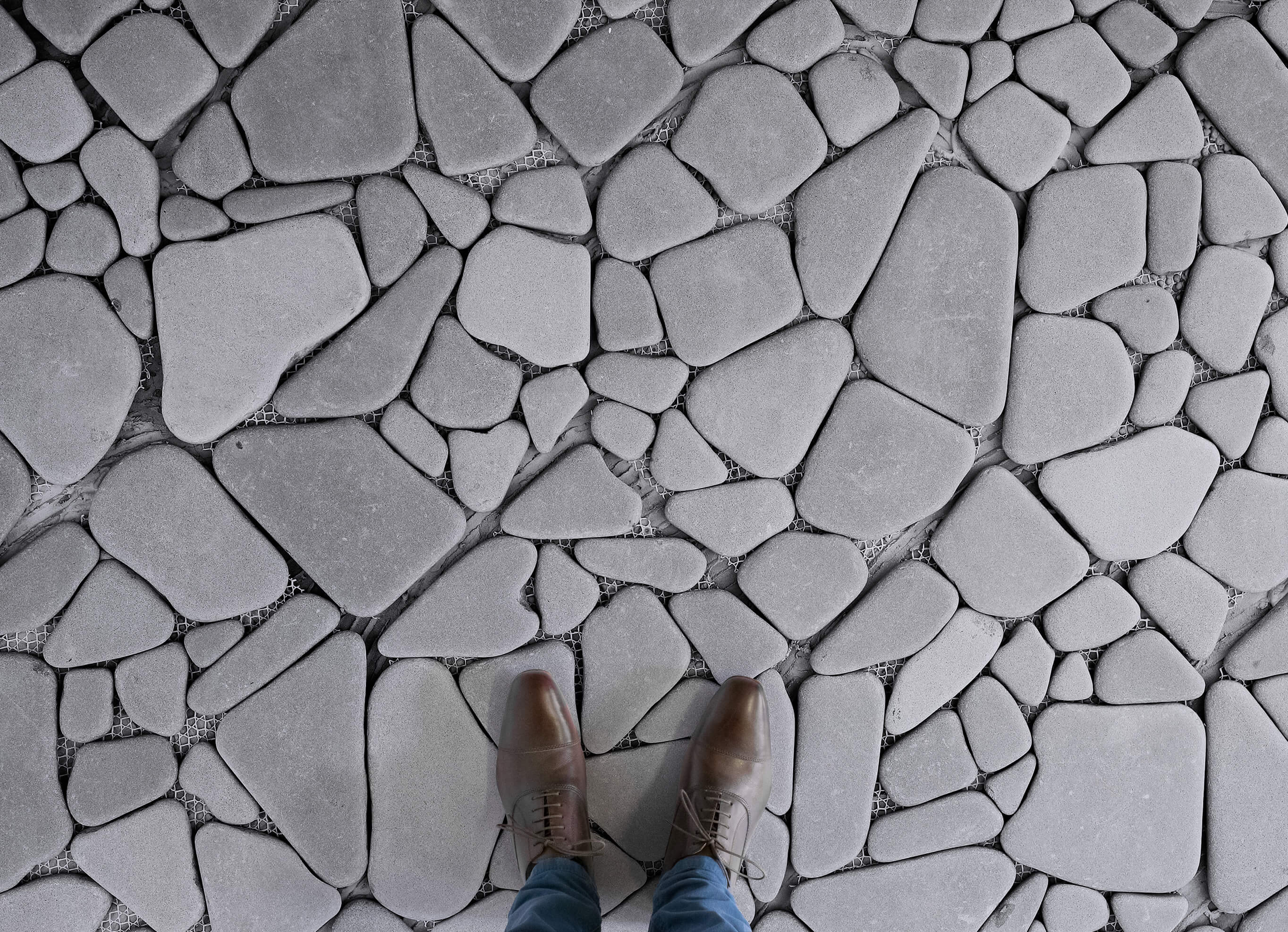 stone flooring stepping-stones-stone-paving-effect-flooring-grey-feet- ZNRDWHU