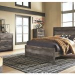 Wynnlow Queen Panel Bed | Ashley Furniture HomeSto