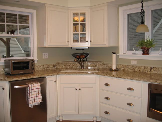 Seeded glass corner cabinet | Corner kitchen cabinet, Kitchen wall .