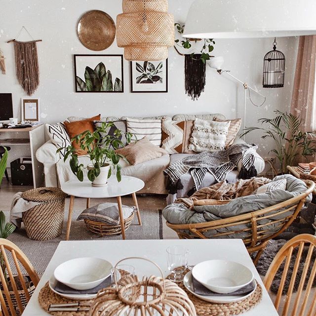 A perfect scandi boho vibe in this living room. Ikea light shade .