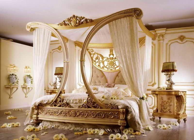 Golden canopy bed built for a king! | Luxurious bedrooms, Master .
