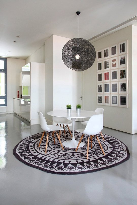 Modern Dining Room Decor with Beautiful Rug and Round Table - Hupeho