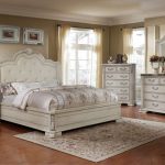 Magnolia Traditional 4pc Queen Bedroom Set Antique White Fini