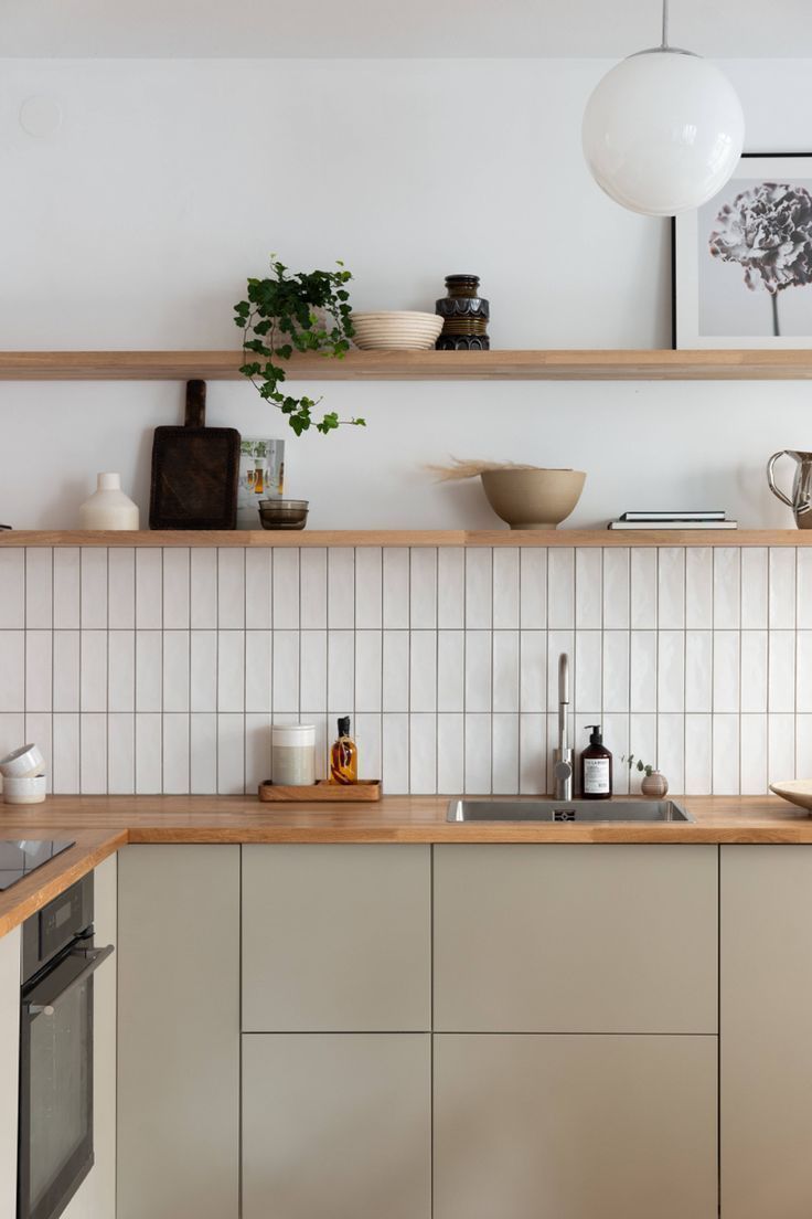 The Ultimate Guide to Choosing the
Perfect Backsplash for Your Kitchen