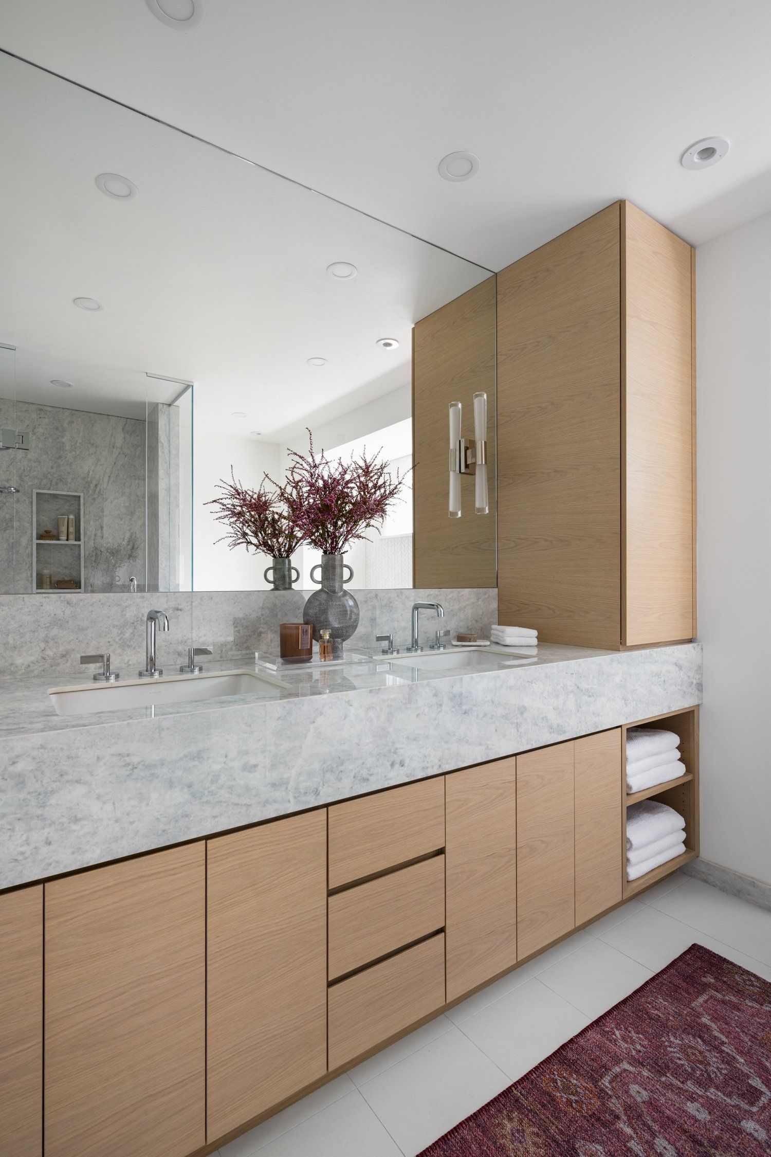 Creating a Luxurious Bathroom with Trendy
Vanities