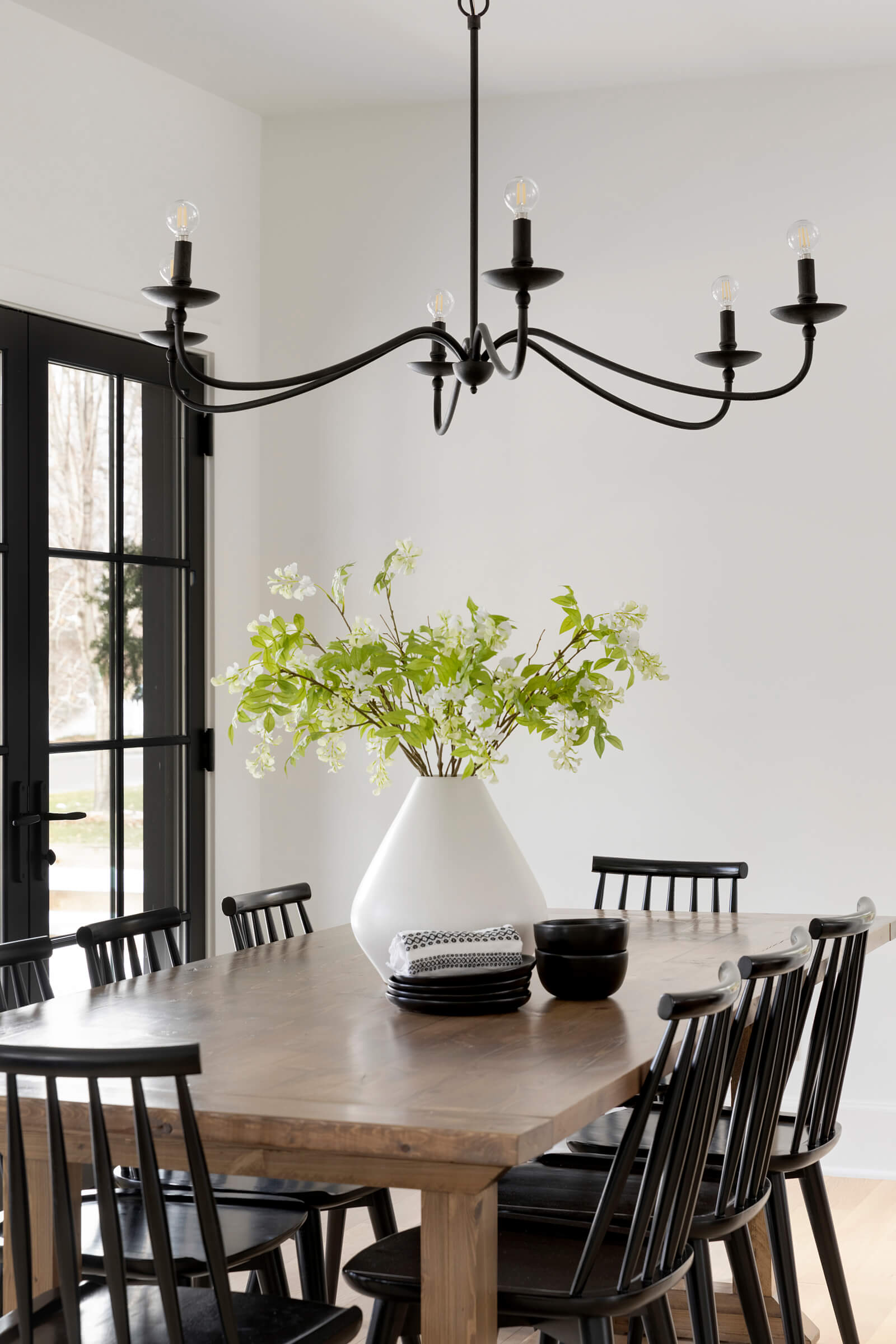 Iron Chandelier for Better Illumination  and Regal Decor
