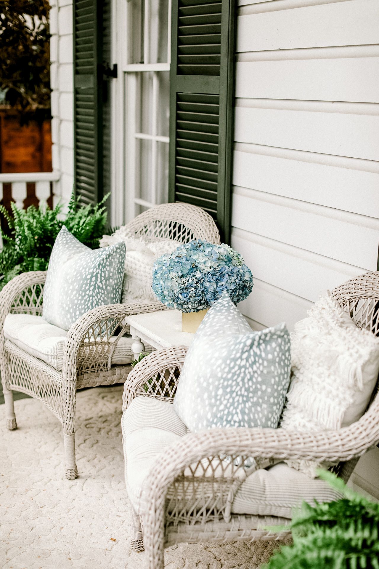 Using Outdoor Wicker Chairs