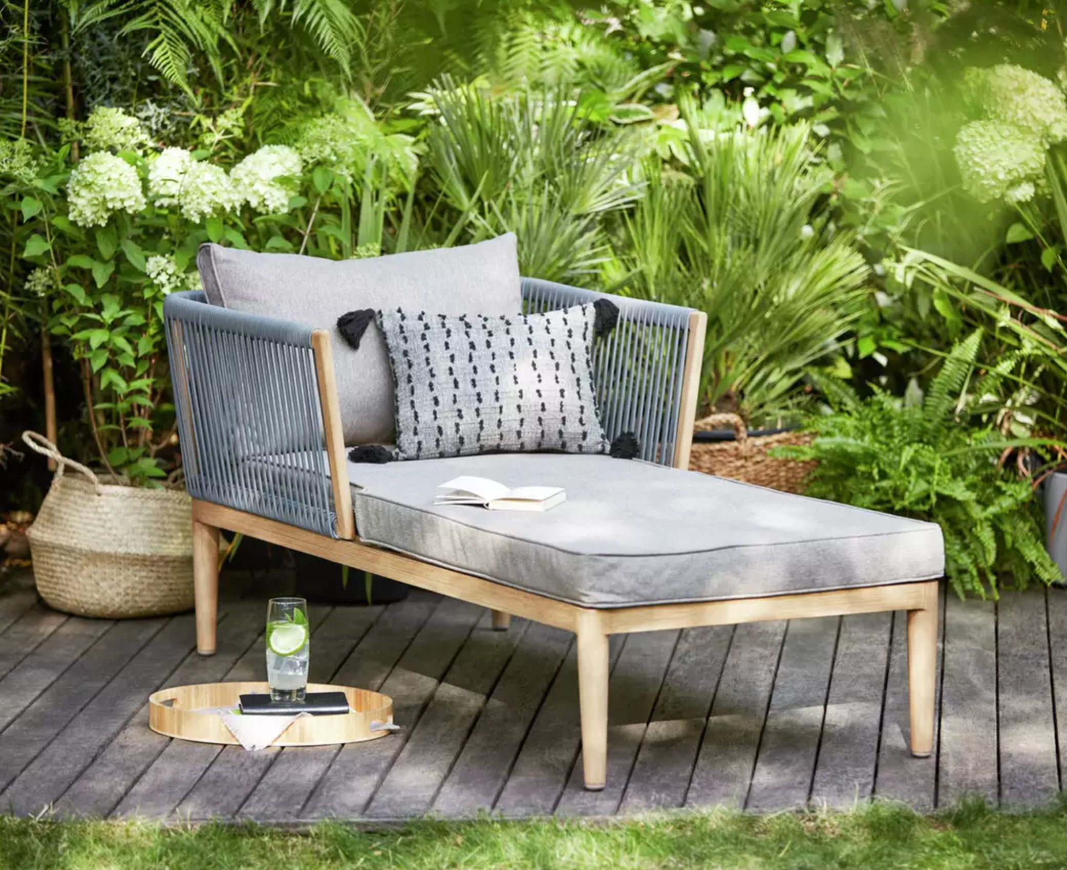 Top Tips for Choosing Comfortable and
Stylish Garden Loungers