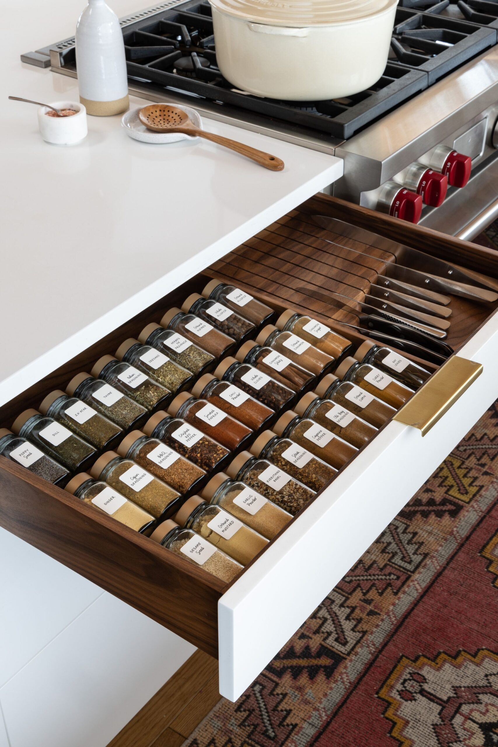 Modern Kitchen Drawers a Breeze for Work and Organization