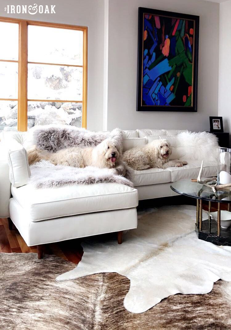 RICH LOOK: WHITE LEATHER SOFA