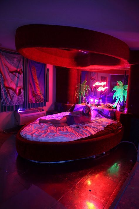Canopy Bedroom Sets Offer Exclusive  Comfort