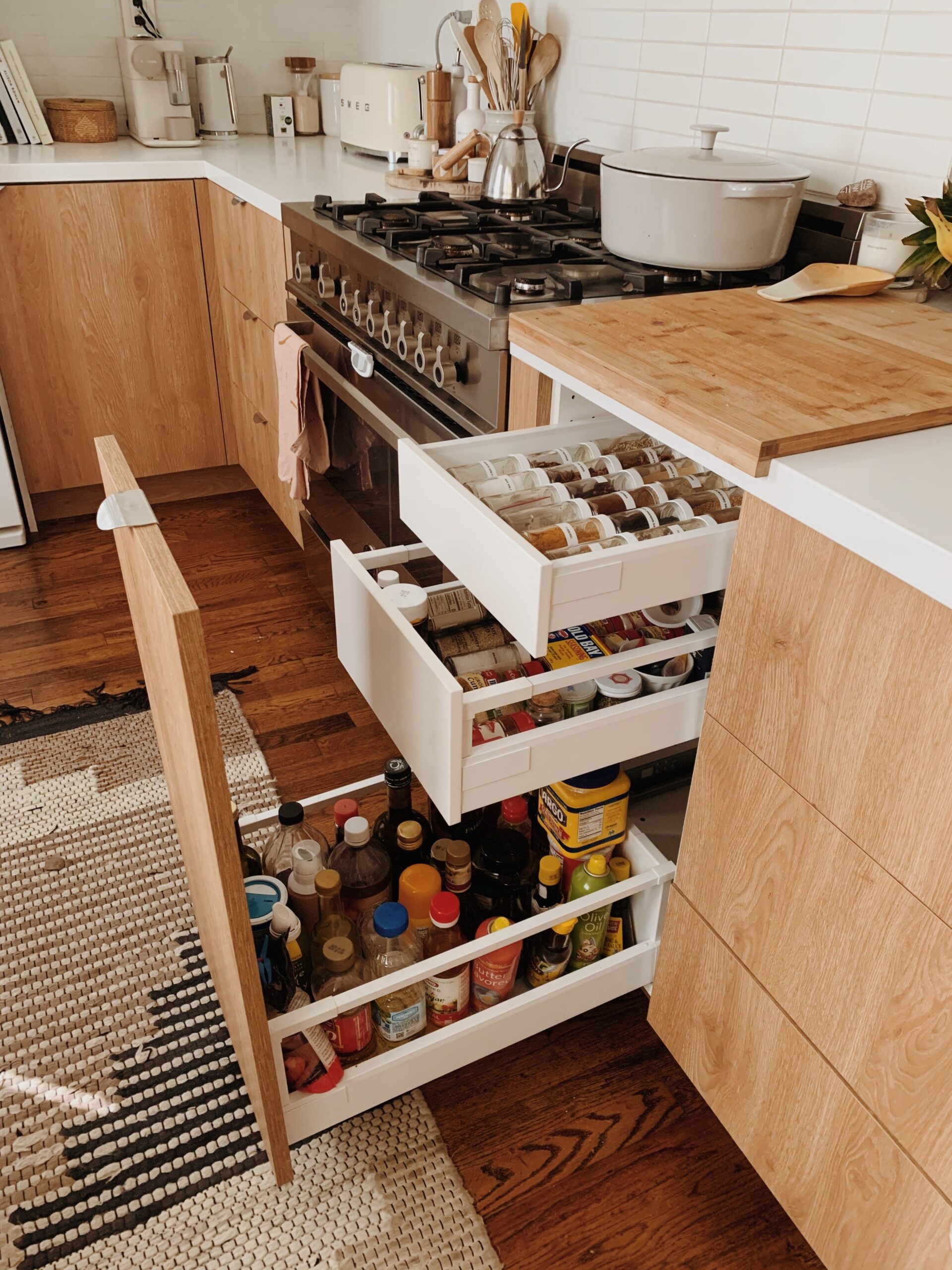 Modern Kitchen Drawers a Breeze for Work and Organization