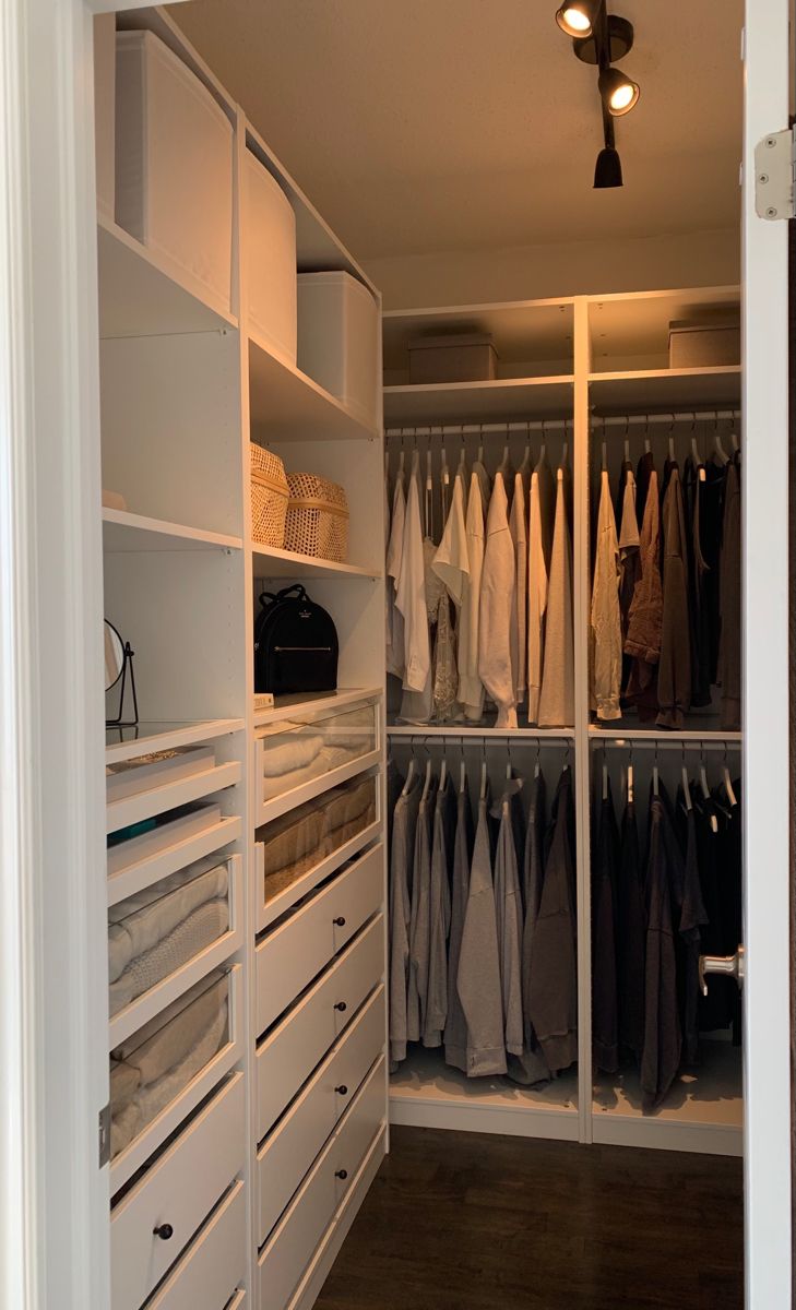 HOME FOR ITEMS  : WALK IN CLOSET