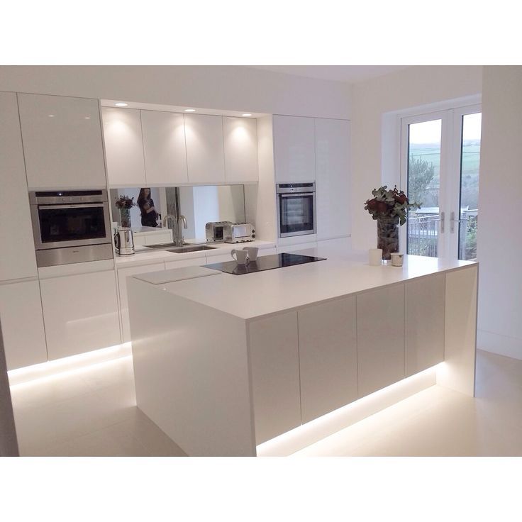 Setting a White Gloss Kitchen in Modern  Style