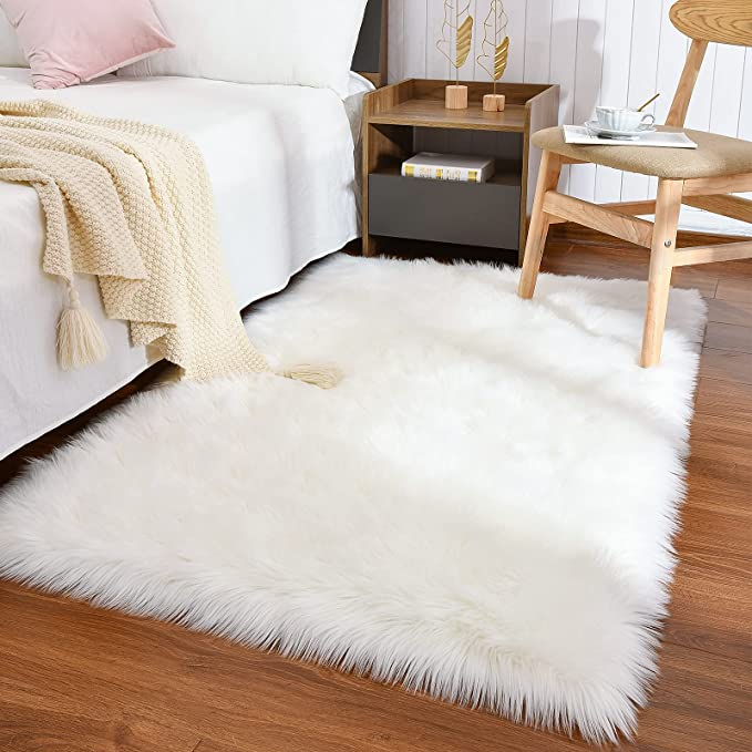 Pros and cons of white rugs