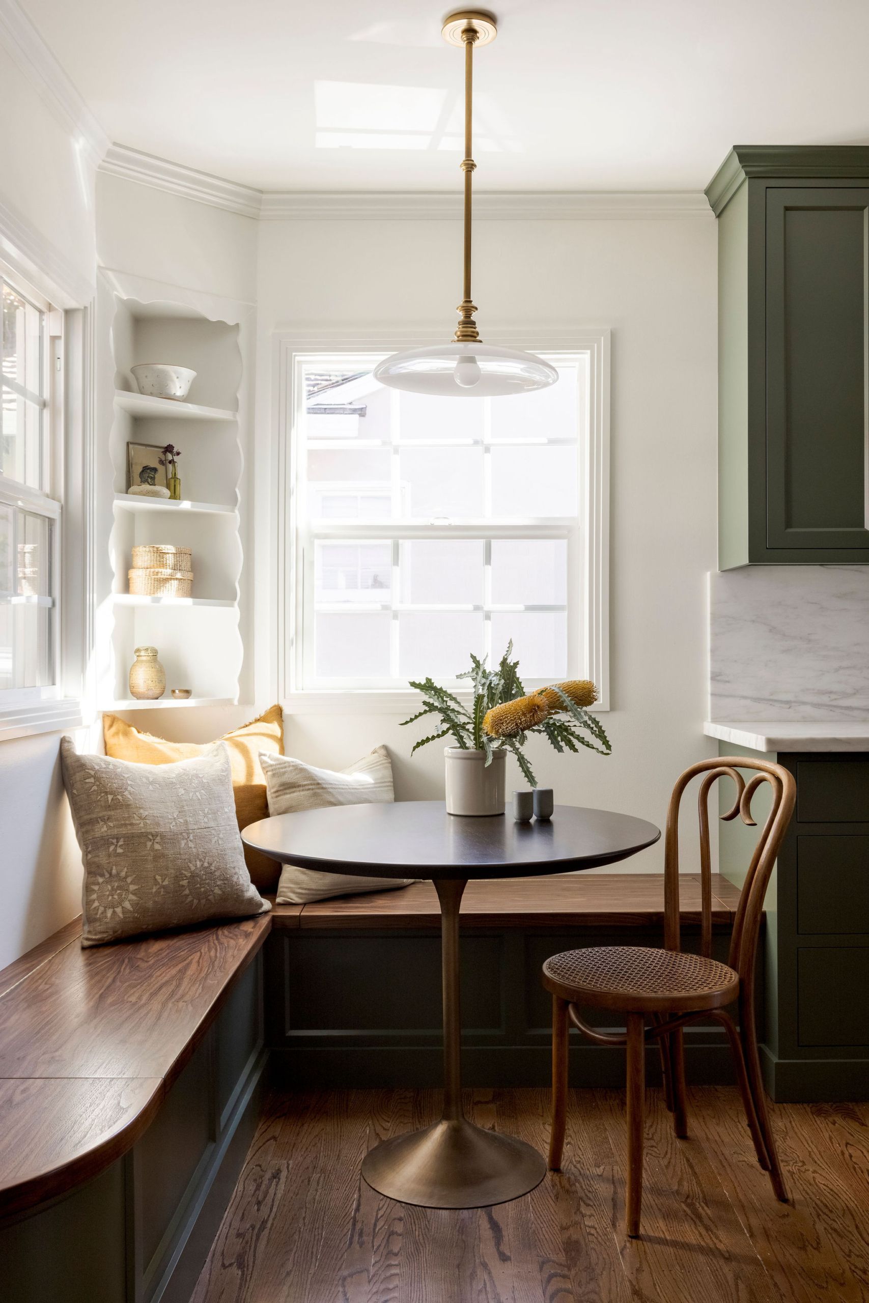 How to Style Your Breakfast Nook Table to
Perfection