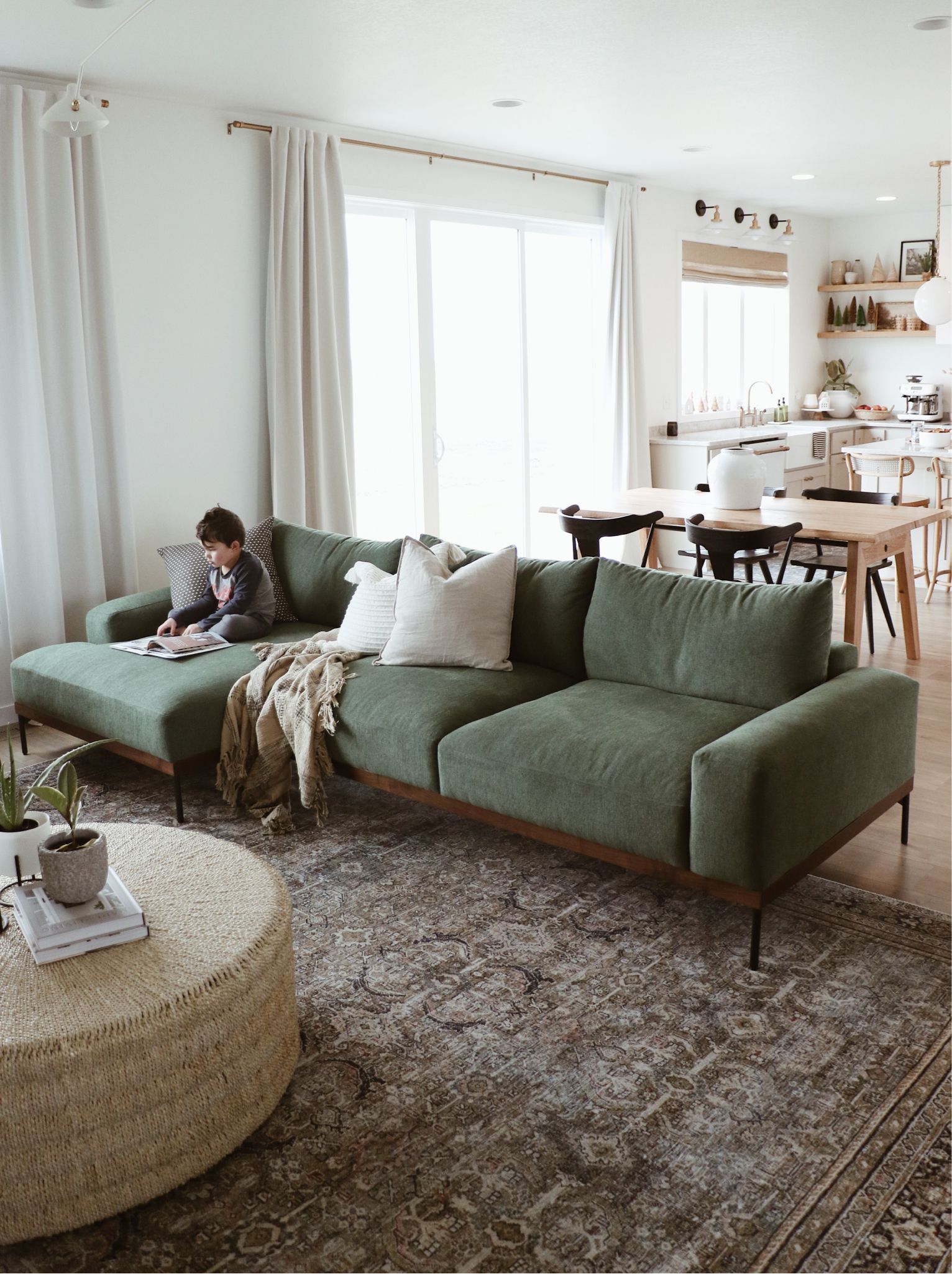 How to Incorporate a Green Sofa into Your
Living Room Decor