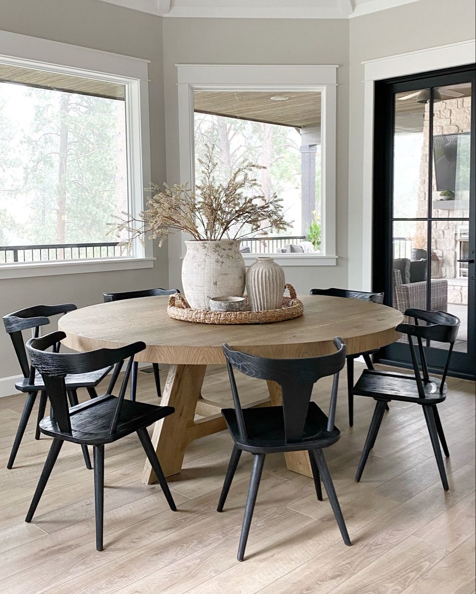 Round Kitchen Table and Chairs for Modern  Homes