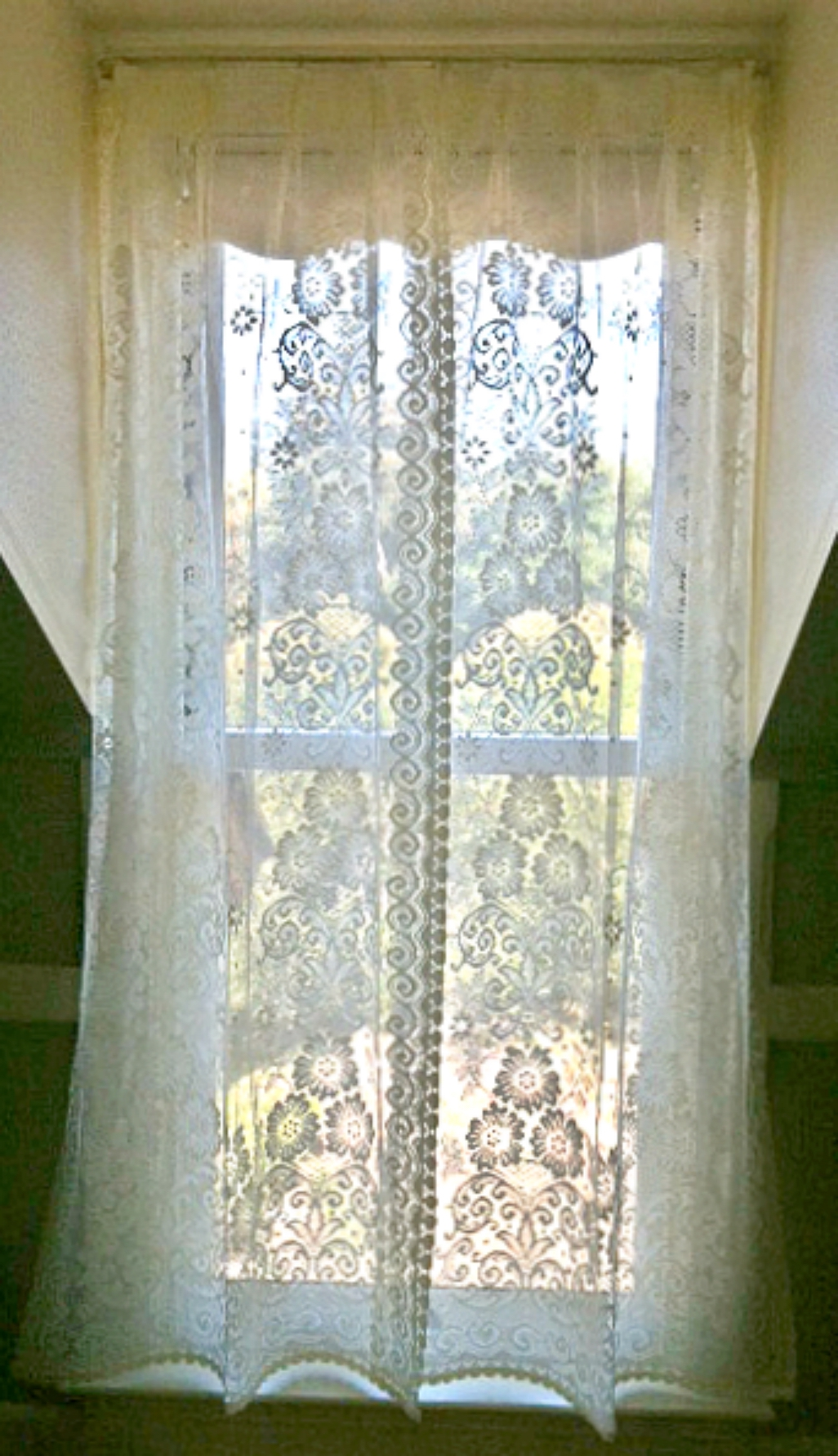 Exquisite Lace Curtains for Your Vintage Home Interior