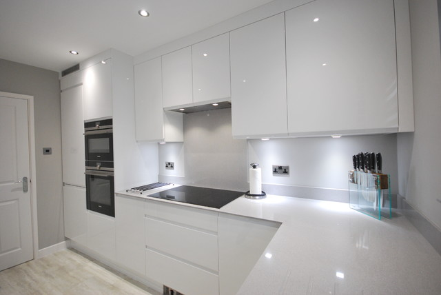 Setting a White Gloss Kitchen in Modern  Style