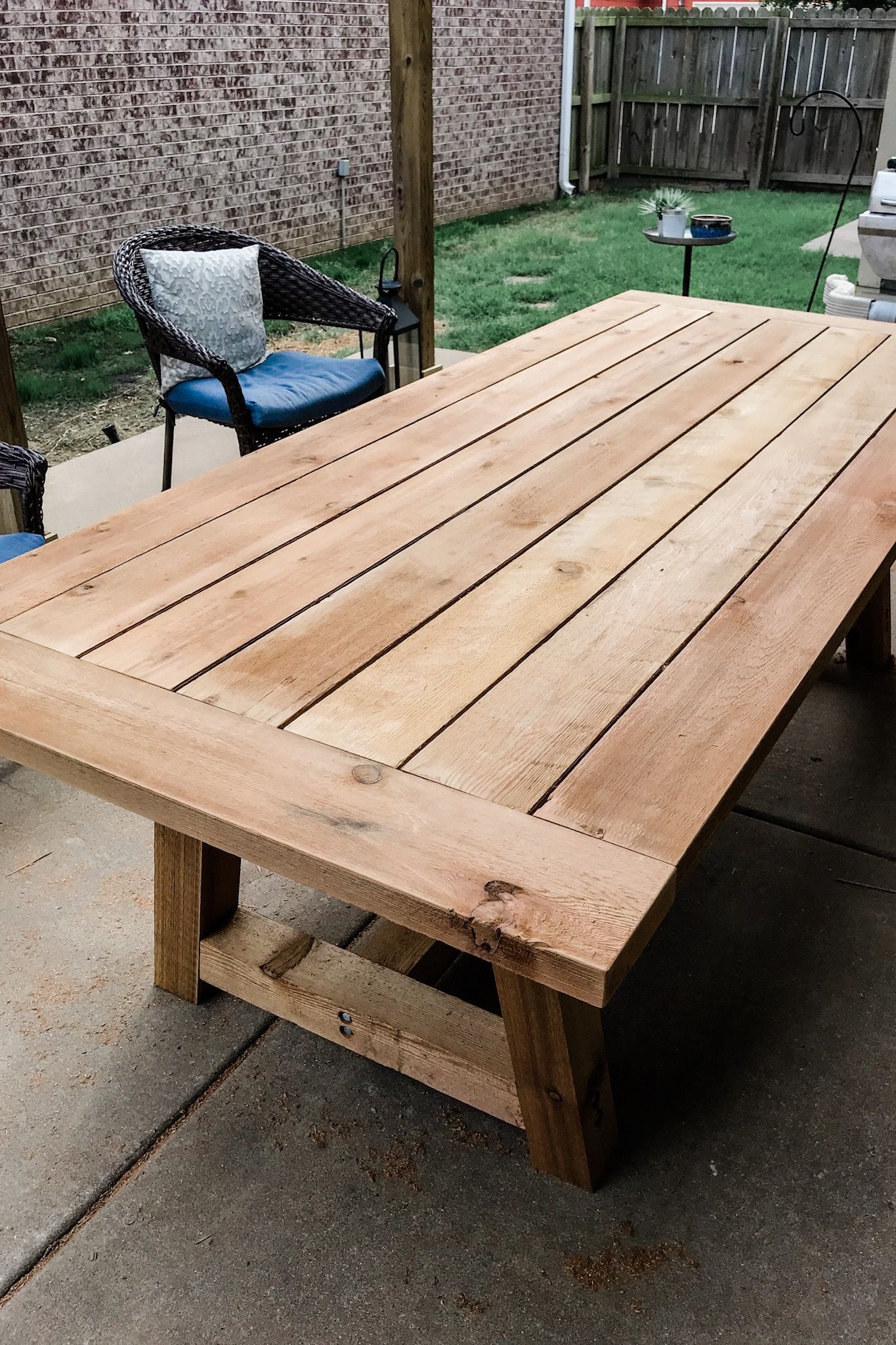 How to Choose the Perfect Garden Table for Your Outdoor Space