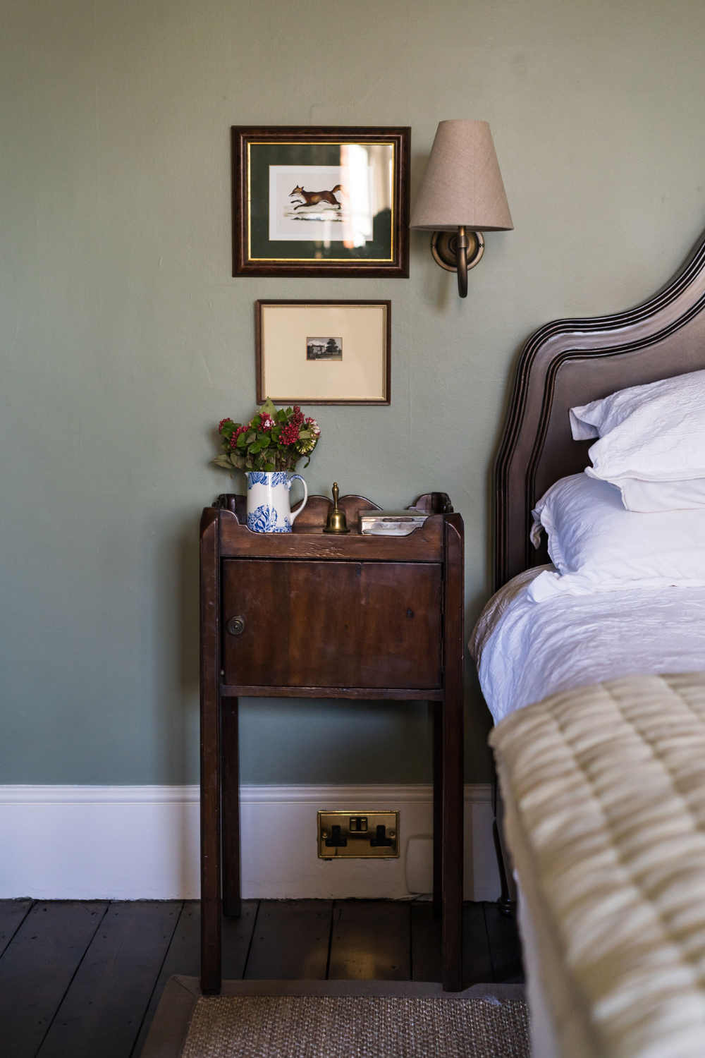 Factors To Consider While Buying A Bedside Table