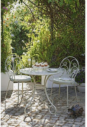 Choosing the Perfect Bistro Set for Your
Outdoor Space