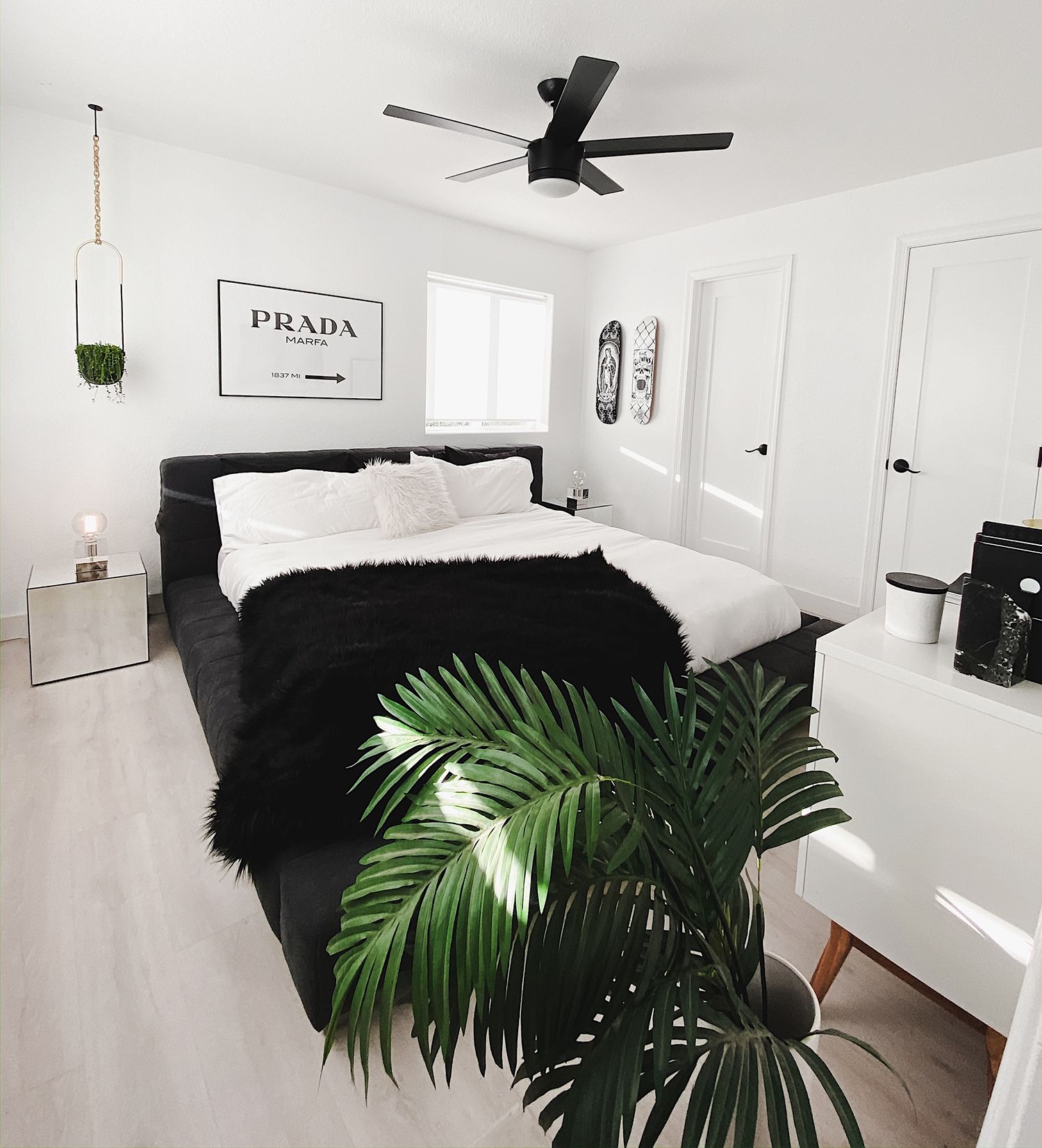 Black And White Theme for Bedrooms