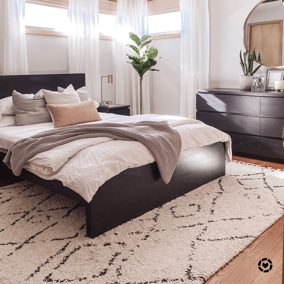 Creating a Modern Vibe with Black Bedroom
Furniture