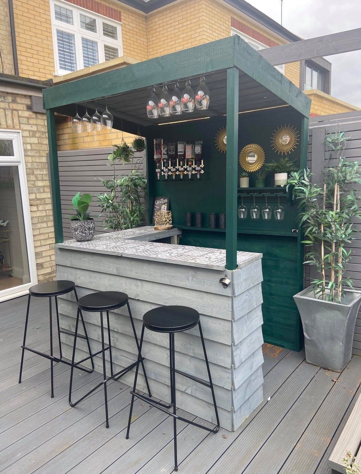 Elevate Your Outdoor Entertaining with a
Garden Bar Design