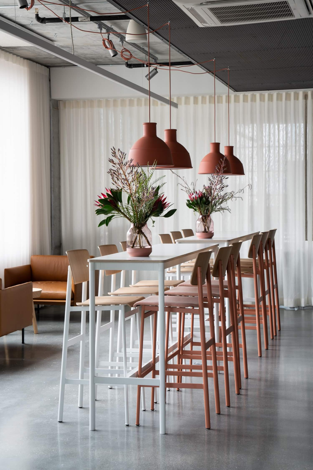 Why High Top Tables are the Perfect
Choice for Small Spaces