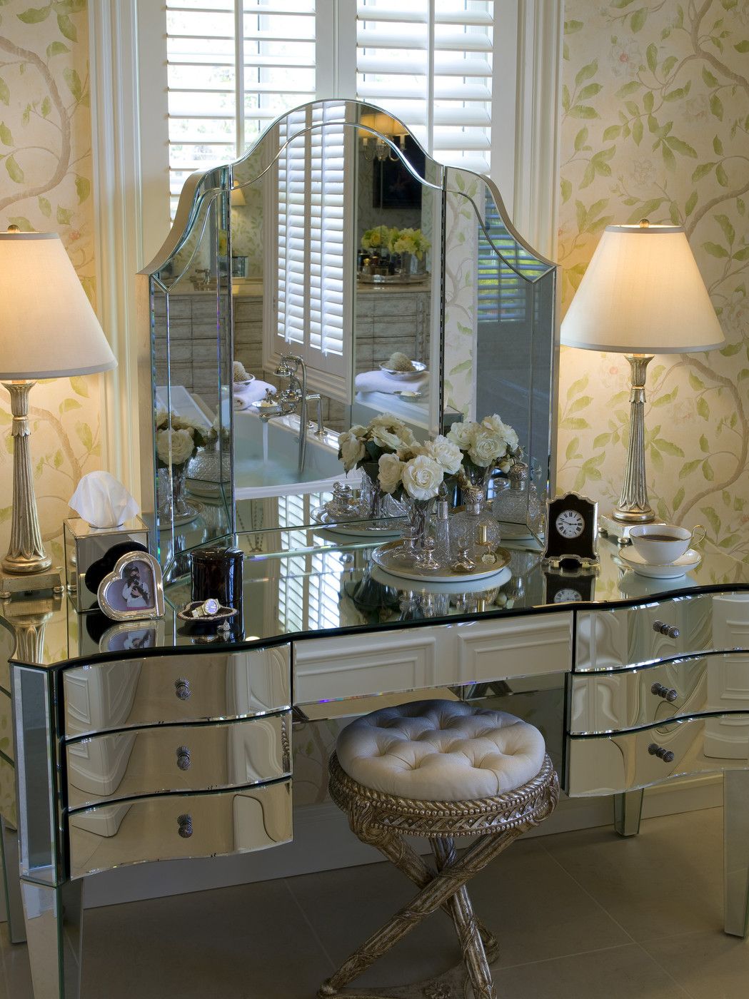 Mirrored Dressing Table for Better Command on Applying Make-up