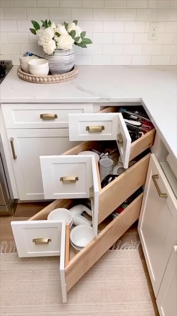 Modern Kitchen Drawers a Breeze for Work and Organization
