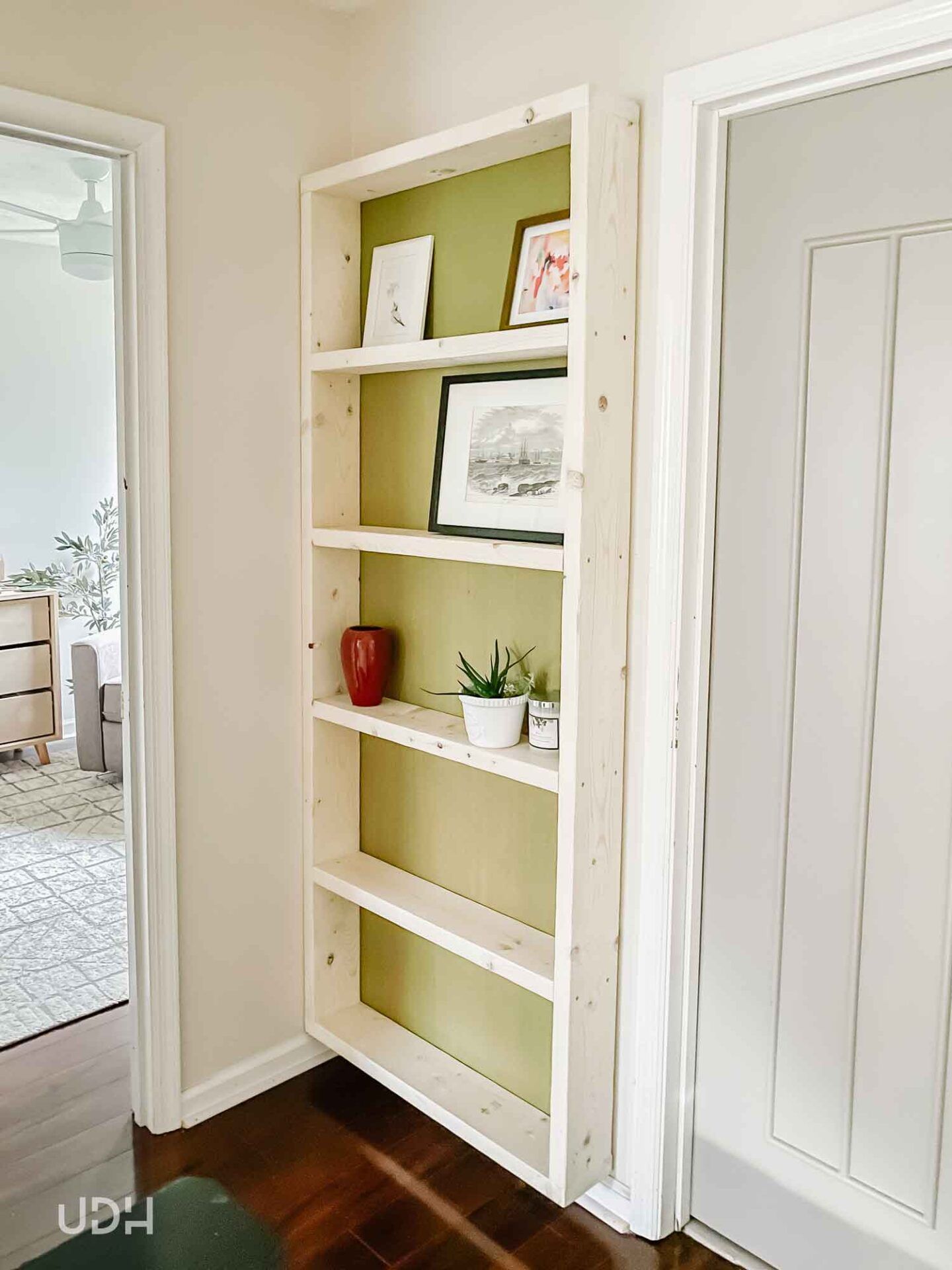 Small Space Solutions: Transform Your
Room with a Narrow Bookcase