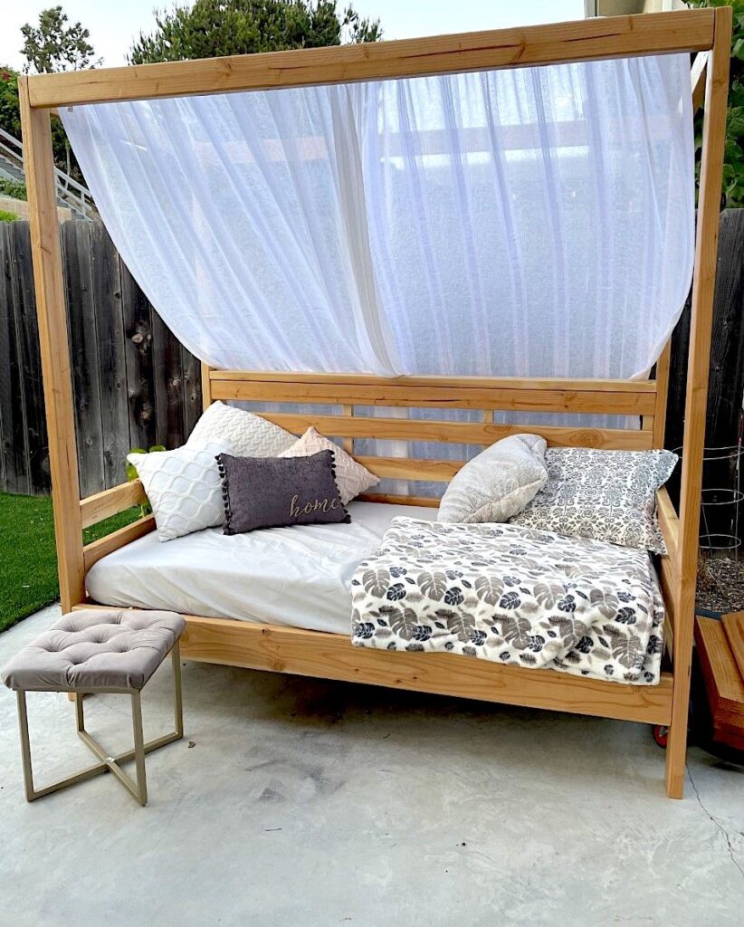 Outdoor-Daybed.jpg