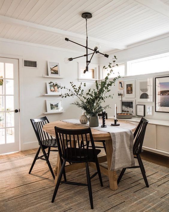 Tips for Styling a Round Dining Room
Table