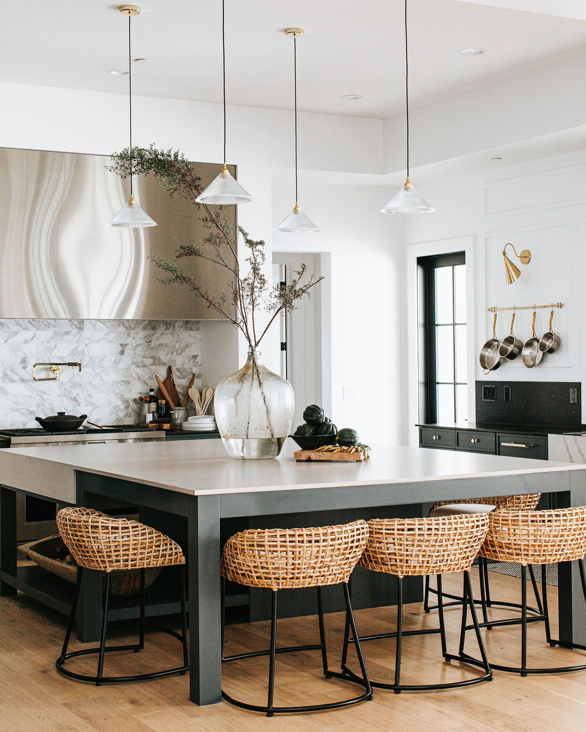 Maximizing Space with a Large Kitchen
Island: Ideas and Inspiration