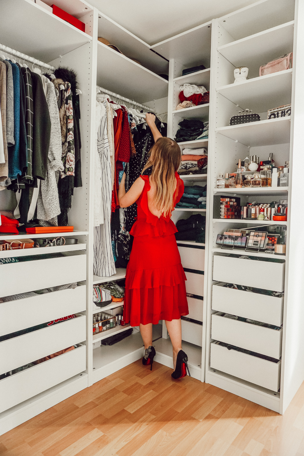 Modern Corner Closet Offers Best Storage  Solution