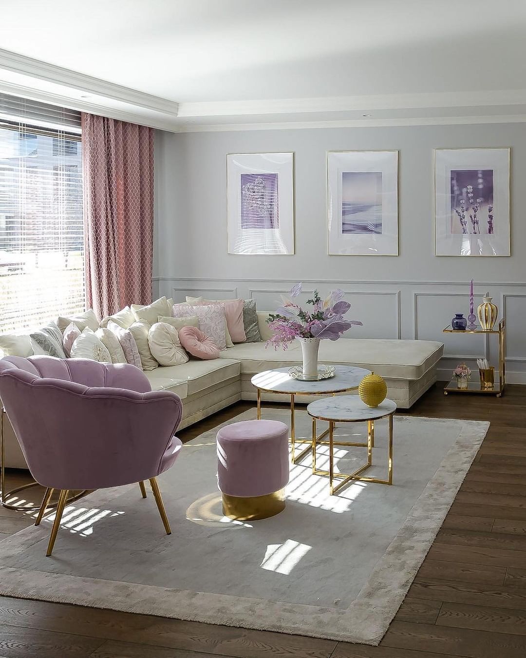 Elegant Elegance: Tips for Decorating
your Living Room in Purple
