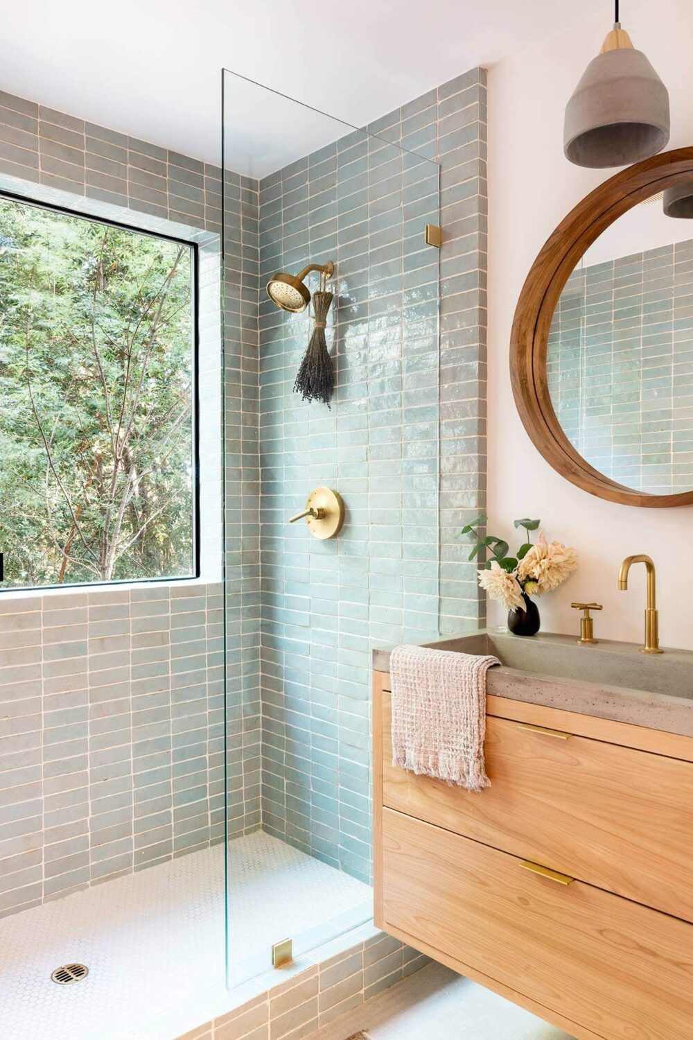 Maximizing Functionality in a Small
Bathroom