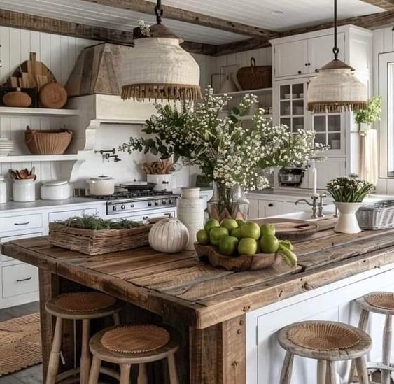 Farmhouse Kitchen Design: Embracing Classic Details with Contemporary Elegance