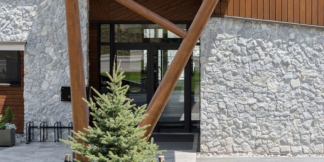 Select natural stone and wood ⁣combinations for rugged beauty