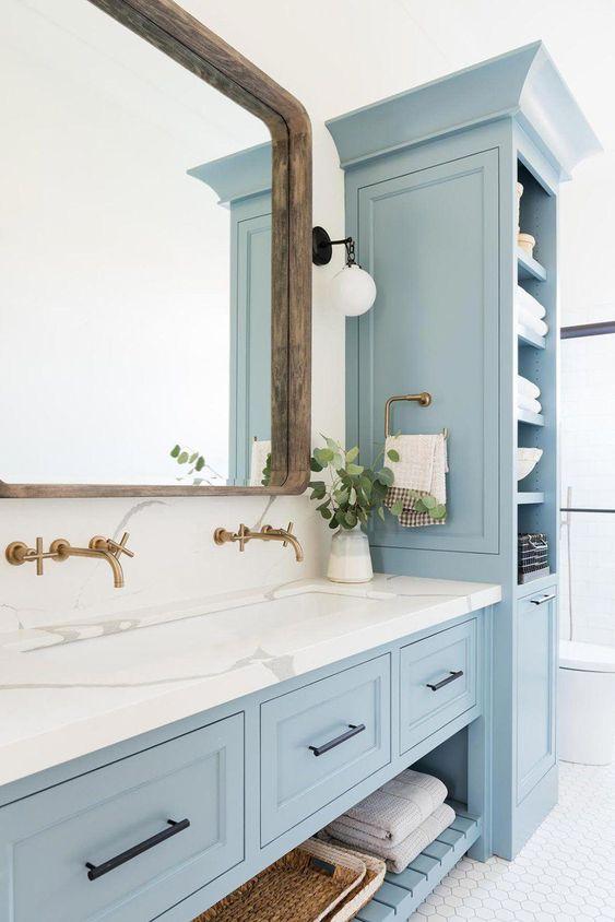 Channel coastal vibes with ‌light ⁣wood in your‍ bathroom